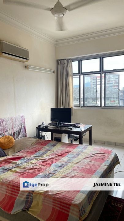 Opposite Ampang Point Shopping Centre, Close to many shops, Selangor, Ampang