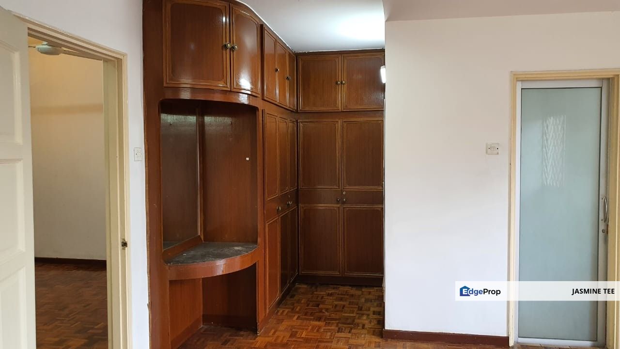 Spacious, Low density and Gated during night time., Selangor, Ampang