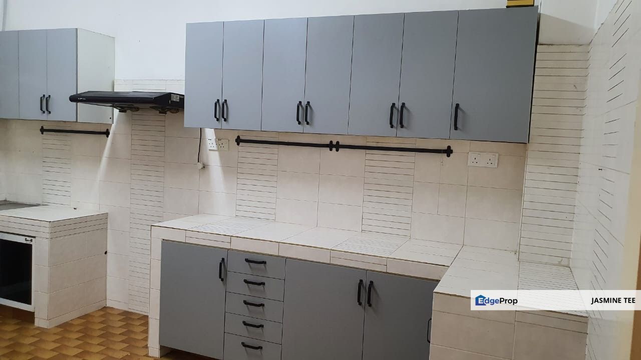 Spacious, Low density and Gated during night time., Selangor, Ampang