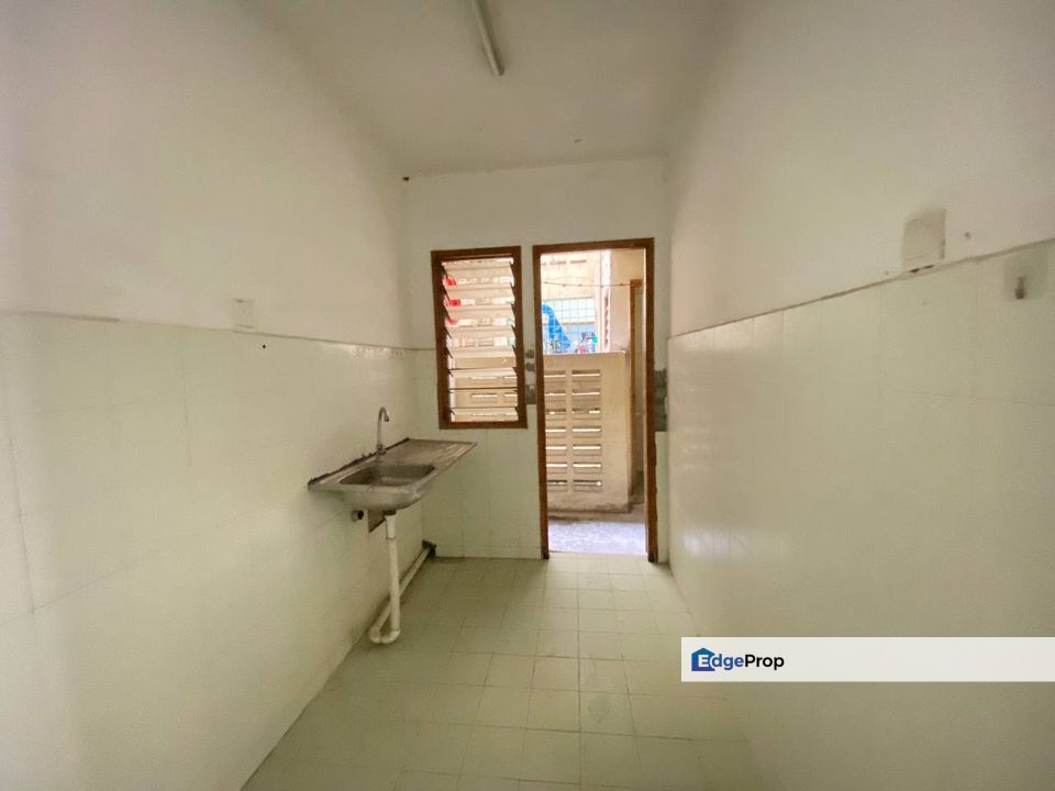 3 Bedrooms Move In Pusat Komersial Seksyen 7 Shah Alam Selangor, Selangor, Shah Alam