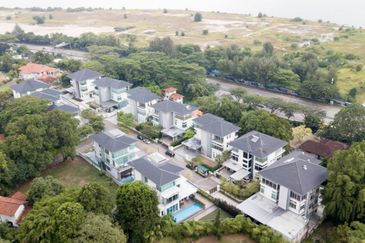 Jalan Straits View 8