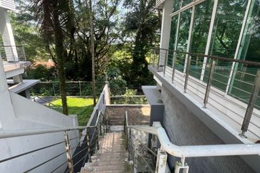 Jalan Straits View 8