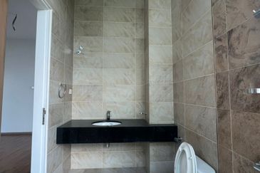 Jalan Straits View 8