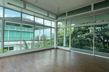 Jalan Straits View 8