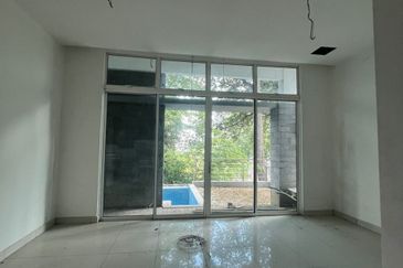 Jalan Straits View 8