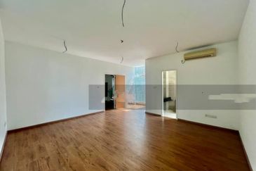 Jalan Straits View 8