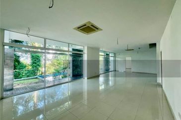 Jalan Straits View 8