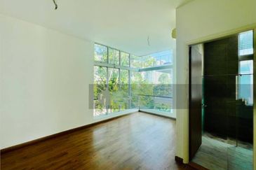 Jalan Straits View 8