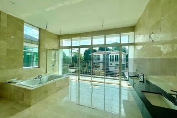 Jalan Straits View 8