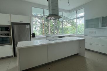 Jalan Straits View 8