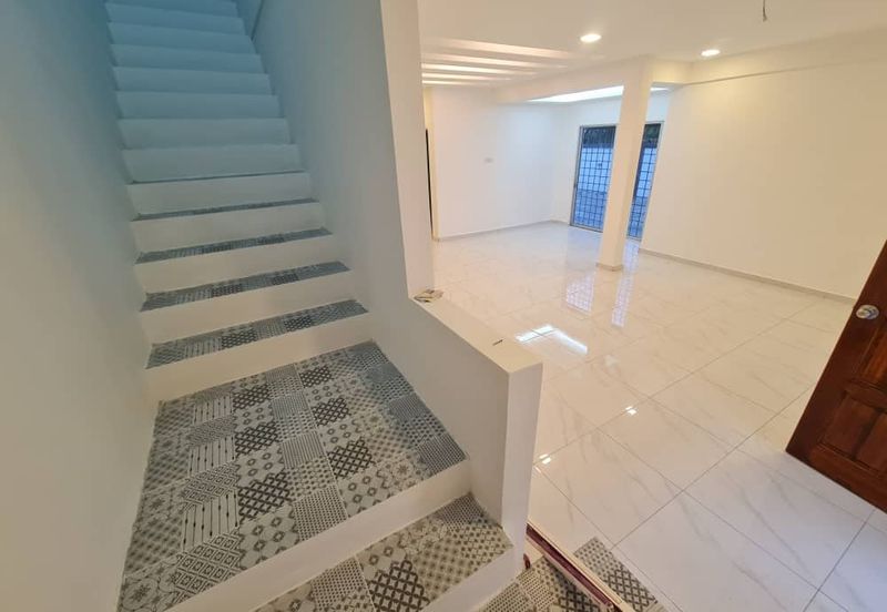 Double Storey Corner 41x65, Renovated. Kg Jawa 