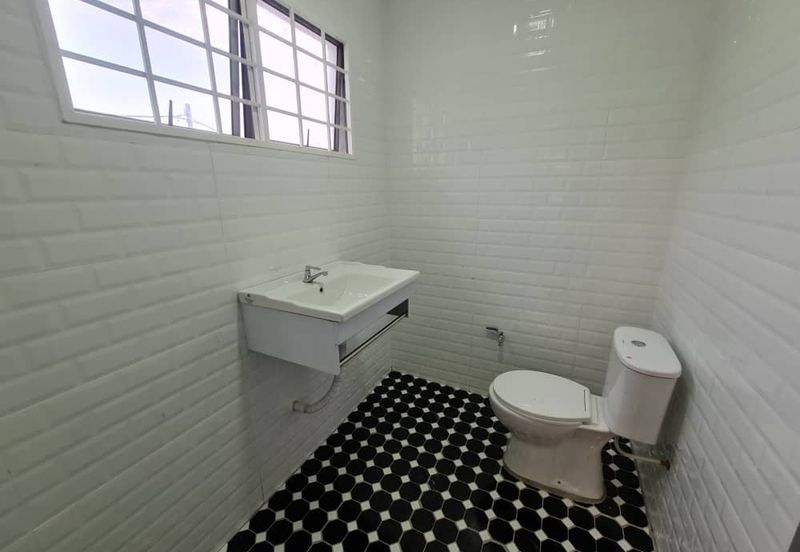 Double Storey Corner 41x65, Renovated. Kg Jawa 