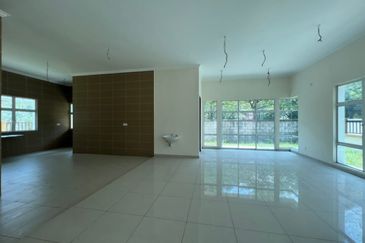 Jalan Suasana, Bandar Tun Hussein Onn