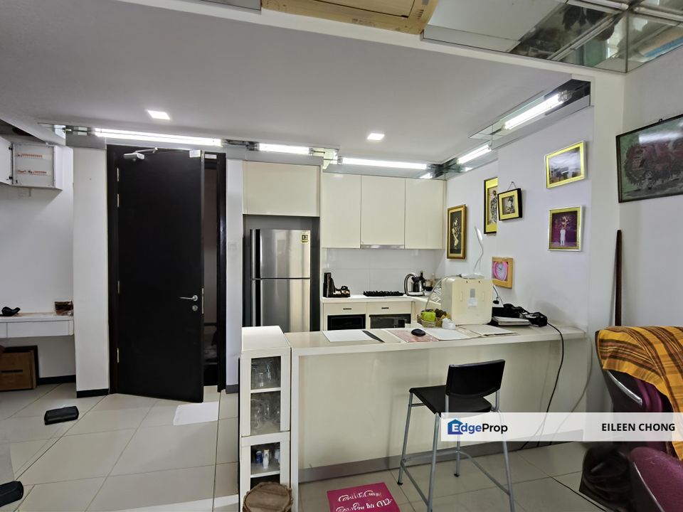 Uniquely renovated 1+1room furnished for rent facing pool , Selangor, Tropicana