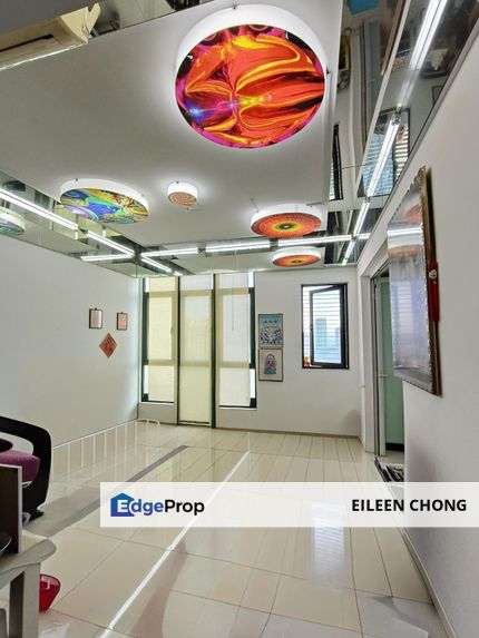 Uniquely renovated 1+1room furnished for rent facing pool , Selangor, Tropicana
