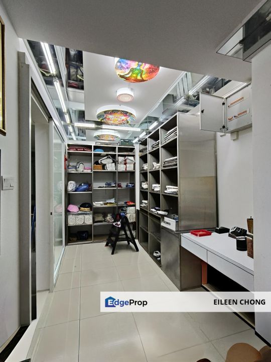 Uniquely renovated 1+1room furnished for rent facing pool , Selangor, Tropicana