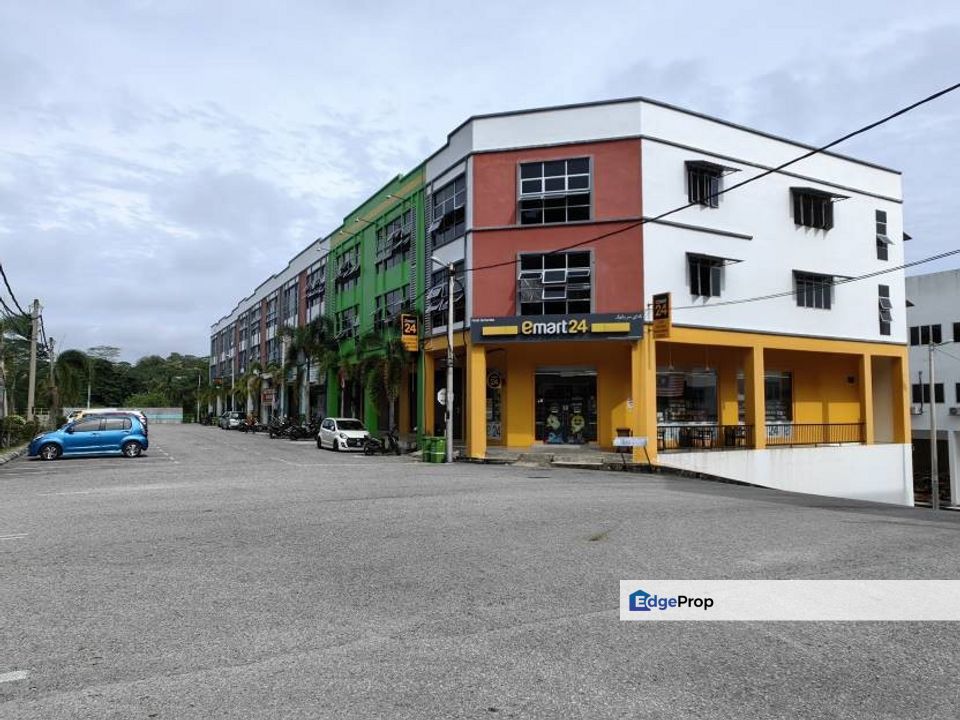 3Sty Shop End Lot Facing Mainroad Pusat Perniagaan Kuala Lipis, Pahang, Kuala Lipis