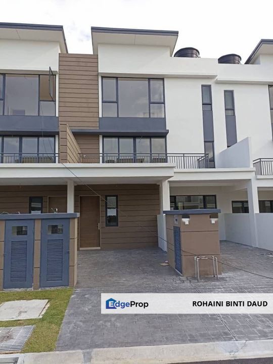 GATED COMMUNITY 3 Room 1.5 Storey Townvilla Emerald Residence Diamond City SEMENYIH, Selangor, Semenyih