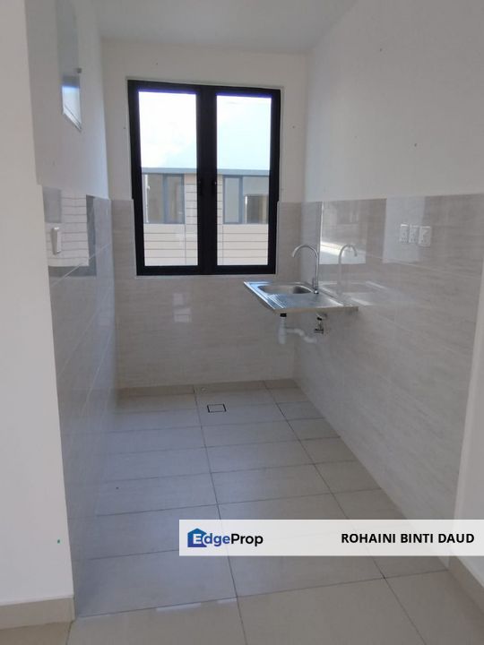 GATED COMMUNITY 3 Room 1.5 Storey Townvilla Emerald Residence Diamond City SEMENYIH, Selangor, Semenyih