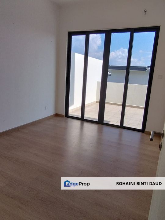 GATED COMMUNITY 3 Room 1.5 Storey Townvilla Emerald Residence Diamond City SEMENYIH, Selangor, Semenyih