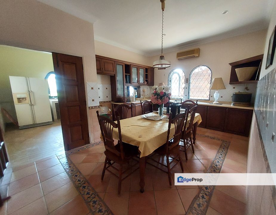 Large land area, bedrooms with attached bath, Selangor, Shah Alam