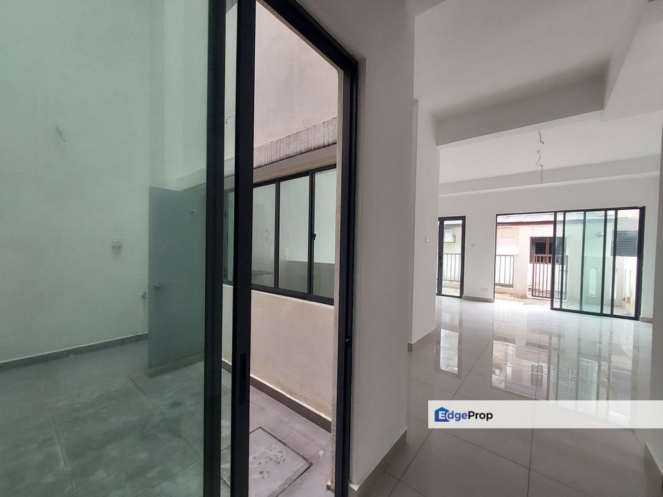 2.5 storey, never occupied, wide road, guarded, Selangor, Puchong