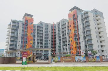 Fully Furnished 3R3B @ Sky Garden Condo