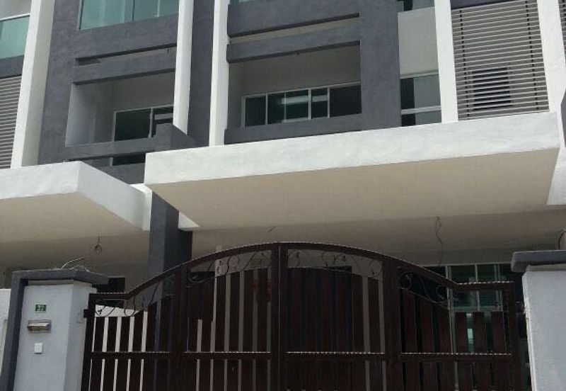 3 Storey Terrace House, 8R 6B @ Kampar Putra