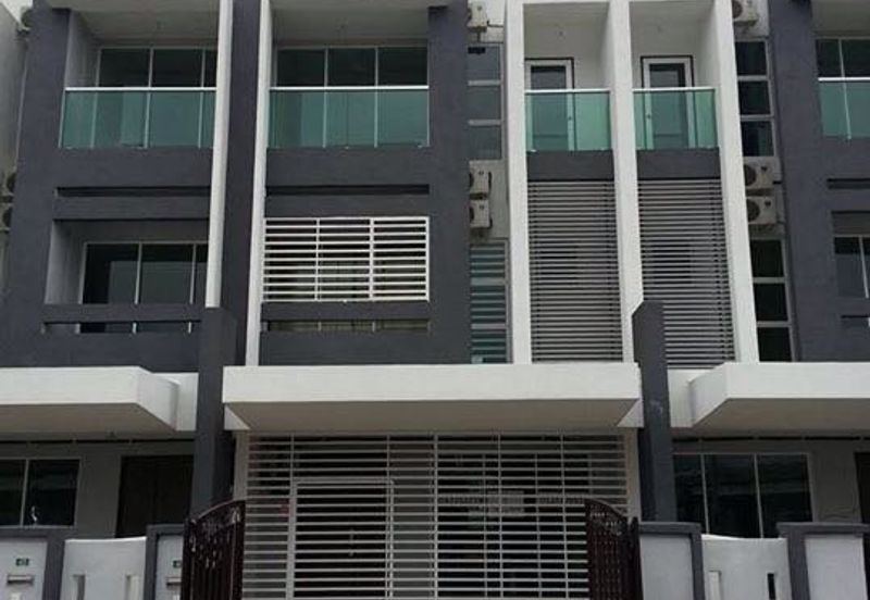 3 Storey Terrace House, 8R 6B @ Kampar Putra