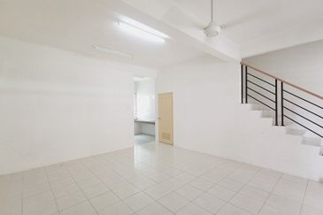 【RUMAH TEPI】2.5 Tingkat, Anjung Bercham, Ipoh
