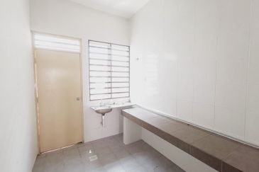 【RUMAH TEPI】2.5 Tingkat, Anjung Bercham, Ipoh