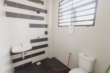 【RUMAH TEPI】2.5 Tingkat, Anjung Bercham, Ipoh