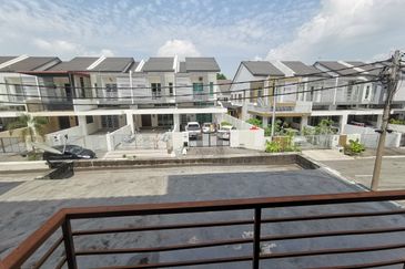【RUMAH TEPI】2.5 Tingkat, Anjung Bercham, Ipoh