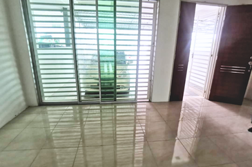 Double Storey Taman Lapangan Raya, Botani (Gated Guarded & Renovated)