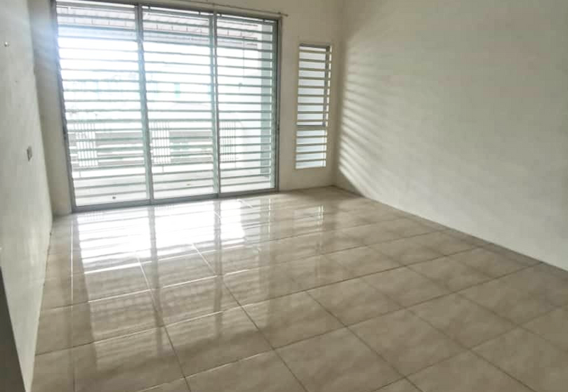 Double Storey Taman Lapangan Raya, Botani (Gated Guarded & Renovated)