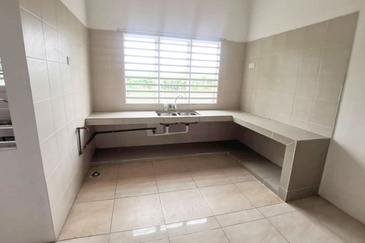 Double Storey Taman Lapangan Raya, Botani (Gated Guarded & Renovated)