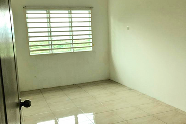 Double Storey Taman Lapangan Raya, Botani (Gated Guarded & Renovated)