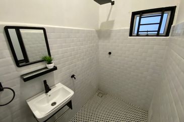 Beautiful House, Fully Renovated, Freehold, 1,540sf, Nice Location