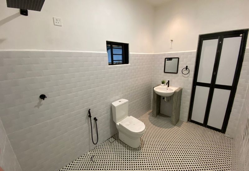 Beautiful House, Fully Renovated, Freehold, 1,540sf, Nice Location