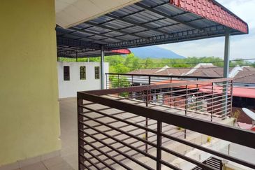 𝗥𝗨𝗠𝗔𝗛 𝗧𝗘𝗥𝗘𝗦 (𝗗𝗨𝗔 𝗧𝗜𝗡𝗚𝗞𝗔𝗧) 𝗗𝗜 𝗠𝗘𝗥𝗨 𝗣𝗘𝗥𝗗𝗔𝗡𝗔, 𝗜𝗣𝗢𝗛