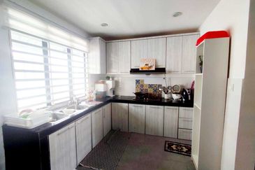 𝗥𝗨𝗠𝗔𝗛 𝗧𝗘𝗥𝗘𝗦 (𝗗𝗨𝗔 𝗧𝗜𝗡𝗚𝗞𝗔𝗧) 𝗗𝗜 𝗠𝗘𝗥𝗨 𝗣𝗘𝗥𝗗𝗔𝗡𝗔, 𝗜𝗣𝗢𝗛