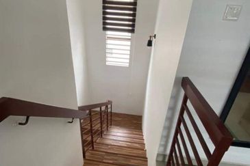 𝗥𝗨𝗠𝗔𝗛 𝗧𝗘𝗥𝗘𝗦 (𝗗𝗨𝗔 𝗧𝗜𝗡𝗚𝗞𝗔𝗧) 𝗗𝗜 𝗠𝗘𝗥𝗨 𝗣𝗘𝗥𝗗𝗔𝗡𝗔, 𝗜𝗣𝗢𝗛