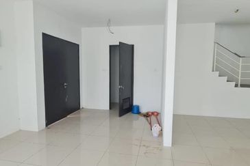 DOUBLE STOREY -SEMI D (TAMAN EMAS 3 SERI MANJUNG PERAK)