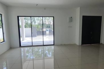 DOUBLE STOREY -SEMI D (TAMAN EMAS 3 SERI MANJUNG PERAK)