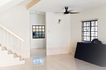 Freehold Double Storey Endlot, Spacious 22' x 75', Excellent Location