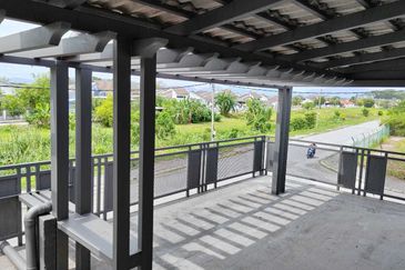 Double Storey Corner House, 2900sqft, Well-kept Condition