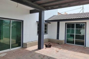 Double Storey Corner House, 2900sqft, Well-kept Condition