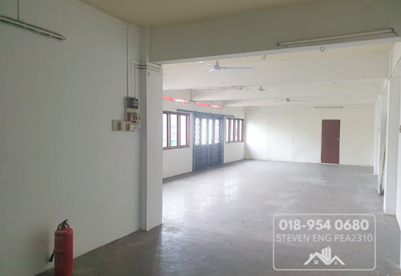 Corner LoLocated in Tapah Main Road with Supper Great Location