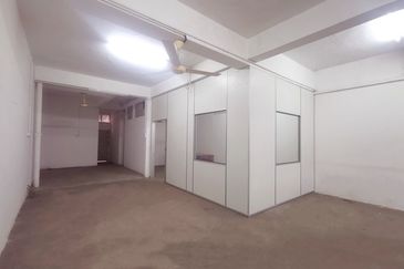 3 Storey Sholot beside Ipoh Famous Big Tree Foot (大树脚) Hawker Centre