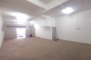 3 Storey Sholot beside Ipoh Famous Big Tree Foot (大树脚) Hawker Centre